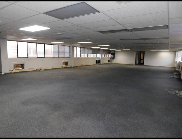 1,000M² OFFICE TO LET IN FERNDALE